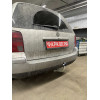S088A GALIA Полностью оцинкованный фаркоп на Skoda Superb I 2002-2008, Volkswagen Passat B5 седан/универсал 1996-2005. Выхлопная труба с левой стороны. Подрозетник убирается за бампер. Тип шара: A. Невидимый вырез бампера. Нагрузки: 2100/85 кг, масса фарк