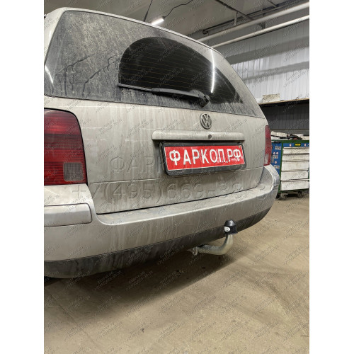 S088A GALIA Полностью оцинкованный фаркоп на Skoda Superb I 2002-2008, Volkswagen Passat B5 седан/универсал 1996-2005. Выхлопная труба с левой стороны. Подрозетник убирается за бампер. Тип шара: A. Невидимый вырез бампера. Нагрузки: 2100/85 кг, масса фарк