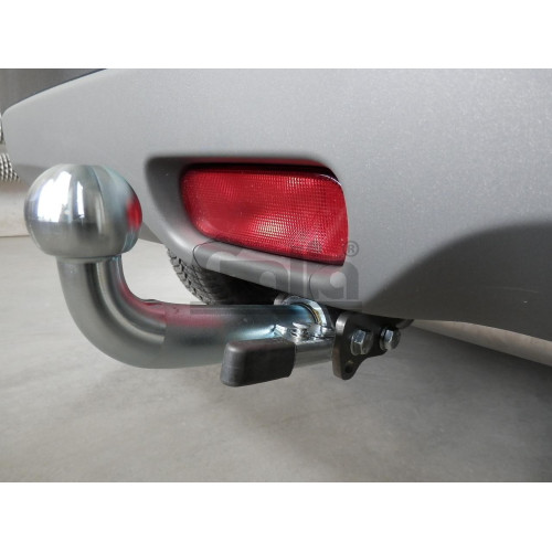 S112C GALIA Полностью оцинкованный фаркоп на Suzuki Vitara 2015-2018, 2018-, Suzuki SX4 S-Cross 2013-2021, 2021- 2WD/4WD. Тип шара: C (горизонтальный съемный), установленный крюк закрывает противотуманный фонарь. Невидимый вырез бампера. Нагрузки: 1600/75