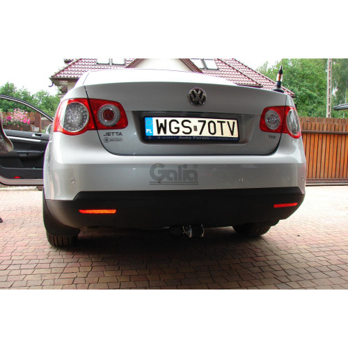 V066C GALIA Полностью оцинкованный фаркоп на Volksawgen Jetta 2005-2010, Volkswagen Golf V универсал 2007-2008, Golf VI универсал 2008-2013. Подрозетник убирается за бампер. Тип шара: C (горизонтальный съемный). Невидимый вырез бампера. Нагрузки: 1600/75 
