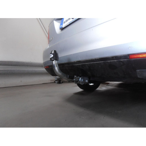 V066C GALIA Полностью оцинкованный фаркоп на Volksawgen Jetta 2005-2010, Volkswagen Golf V универсал 2007-2008, Golf VI универсал 2008-2013. Подрозетник убирается за бампер. Тип шара: C (горизонтальный съемный). Невидимый вырез бампера. Нагрузки: 1600/75 