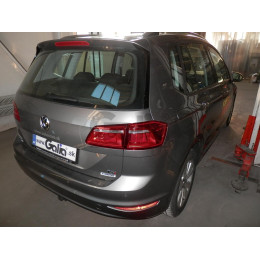V075A GALIA Полностью оцинкованный фаркоп на Volkswagen Golf VII Sportsvan дорестайлинг 2014-2018. Подрозетник убирается за бампер. Тип шара: A. Невидимый вырез ба
