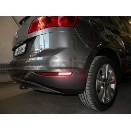 V075A GALIA Полностью оцинкованный фаркоп на Volkswagen Golf VII Sportsvan дорестайлинг 2014-2018. Подрозетник убирается за бампер. Тип шара: A. Невидимый вырез ба