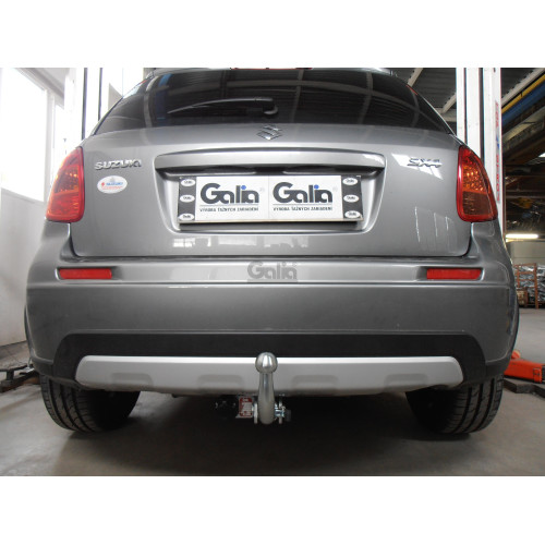 F109C GALIA Полностью оцинкованный фаркоп на Suzuki SX4 хетчбек 5 дверей 2006-2013 2WD/4WD, FIAT Sedici 2006-2014. Тип шара: C (горизонтальный съемный). Невидимый вырез бампера. Нагрузки: 1200/70 кг, масса фаркопа 18,67 кг