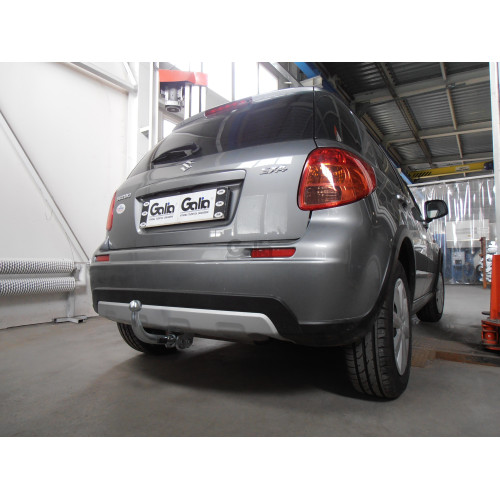 F109C GALIA Полностью оцинкованный фаркоп на Suzuki SX4 хетчбек 5 дверей 2006-2013 2WD/4WD, FIAT Sedici 2006-2014. Тип шара: C (горизонтальный съемный). Невидимый вырез бампера. Нагрузки: 1200/70 кг, масса фаркопа 18,67 кг