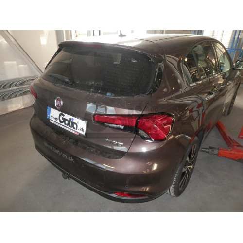 F132C GALIA Полностью оцинкованный фаркоп на FIAT Tipo хетчбек 2016-. Подрозетник убирается за бампер. Тип шара: C (горизонтальный съемный). Невидимый вырез бампера. Нагрузки: 1600/100 кг, масса фаркопа 16,67 кг