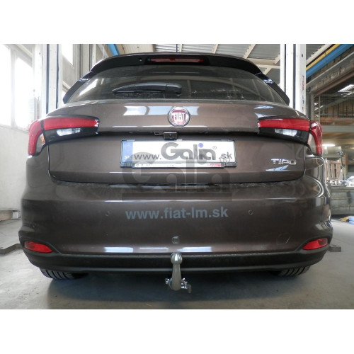F132C GALIA Полностью оцинкованный фаркоп на FIAT Tipo хетчбек 2016-. Подрозетник убирается за бампер. Тип шара: C (горизонтальный съемный). Невидимый вырез бампера. Нагрузки: 1600/100 кг, масса фаркопа 16,67 кг