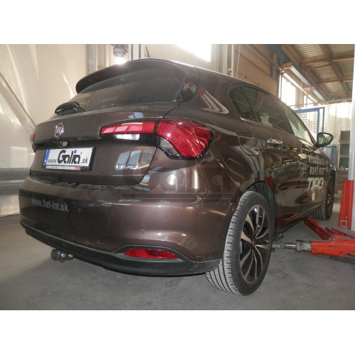 F132C GALIA Полностью оцинкованный фаркоп на FIAT Tipo хетчбек 2016-. Подрозетник убирается за бампер. Тип шара: C (горизонтальный съемный). Невидимый вырез бампера. Нагрузки: 1600/100 кг, масса фаркопа 16,67 кг