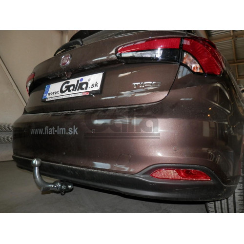 F132C GALIA Полностью оцинкованный фаркоп на FIAT Tipo хетчбек 2016-. Подрозетник убирается за бампер. Тип шара: C (горизонтальный съемный). Невидимый вырез бампера. Нагрузки: 1600/100 кг, масса фаркопа 16,67 кг