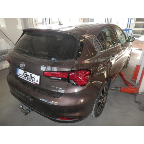 F132C GALIA Полностью оцинкованный фаркоп на FIAT Tipo хетчбек 2016-. Подрозетник убирается за бампер. Тип шара: C (горизонтальный съемный). Невидимый вырез бампера. Нагрузки: 1600/100 кг, масса фаркопа 16,67 кг
