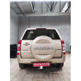 7900 Трейлер Фаркоп для Suzuki Grand Vitara 5 дверей 2005-2016 (двигатель 2 л, авто с запасным колесом на двери. Не подходит для авто 2,4 л). Требуется подрезка 