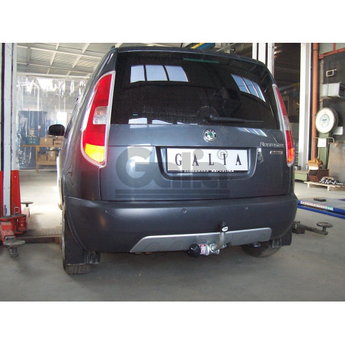 S090A GALIA Полностью оцинкованный фаркоп на Skoda Praktik 2006-2015, Roomster 2006-2015, включая Scout, с 06/2010-2015 требуется электрика с блоком согласования. Тип шара: A. Требуется вырез в бампере. Нагрузки: 1200/50 кг, масса фаркопа 13,62 кг