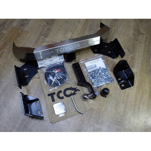 TCU00141 ТСС Фаркоп на Toyota Fortuner TRD 2017- с накладкой с надписью Toyota. Подрезка ушка крепления бампера. Тип шара: E (шаровый узел под американский квадрат). Нагрузки: 1500/100 кг