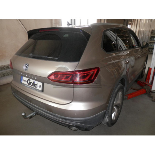 V092C GALIA Полностью оцинкованный фаркоп на Volkswagen Touareg 2018-. Подрозетник убирается за бампер. Тип шара: C (горизонтальный съемный). Невидимый вырез бампера. Нагрузки: 3500/140 кг, масса фаркопа 19,97 кг