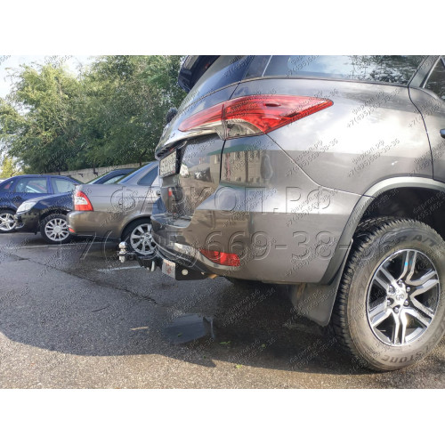 TFR-16-991124.00 PT GROUP Фаркоп с нержавеющей накладкой на Toyota Fortuner (дорестайлинг) 2016-2020 без подрезки бампера. Тип шара: E (легкосъемный шар под квадрат). Нагрузки: 3000/120 кг, масса фаркопа 23 кг (без электрики в комплекте)