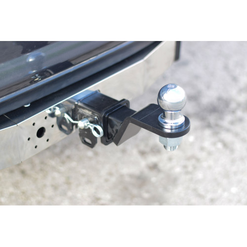 TFR-16-991124.00 PT GROUP Фаркоп с нержавеющей накладкой на Toyota Fortuner (дорестайлинг) 2016-2020 без подрезки бампера. Тип шара: E (легкосъемный шар под квадрат). Нагрузки: 3000/120 кг, масса фаркопа 23 кг (без электрики в комплекте)