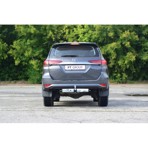 TFR-16-991124.00 PT GROUP Фаркоп с нержавеющей накладкой на Toyota Fortuner (дорестайлинг) 2016-2020 без подрезки бампера. Тип шара: E (легкосъемный шар под квадрат). Нагрузки: 3000/120 кг, масса фаркопа 23 кг (без электрики в комплекте)