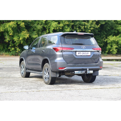 TFR-16-991124.00 PT GROUP Фаркоп с нержавеющей накладкой на Toyota Fortuner (дорестайлинг) 2016-2020 без подрезки бампера. Тип шара: E (легкосъемный шар под квадрат). Нагрузки: 3000/120 кг, масса фаркопа 23 кг (без электрики в комплекте)