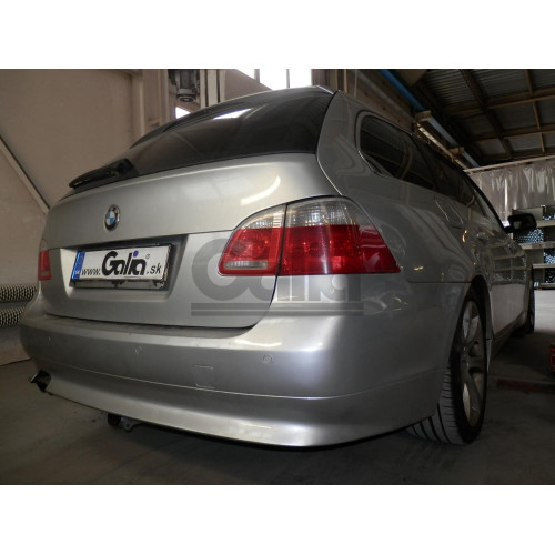 B022C GALIA Полностью оцинкованный фаркоп на BMW 5-Series E60 седан / E61 универсал 2003-2010, в т.ч. подходит с M-пакет. Подрозетник убирается за бампер. Тип шара: C (горизонтальный съемный). Невидимый вырез бампера. Нагрузки: 2000/90 кг, масса фаркопа 1