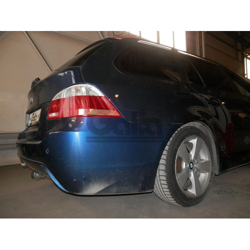 B022C GALIA Полностью оцинкованный фаркоп на BMW 5-Series E60 седан / E61 универсал 2003-2010, в т.ч. подходит с M-пакет. Подрозетник убирается за бампер. Тип шара: C (горизонтальный съемный). Невидимый вырез бампера. Нагрузки: 2000/90 кг, масса фаркопа 1