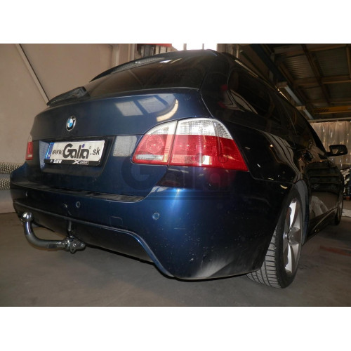 B022C GALIA Полностью оцинкованный фаркоп на BMW 5-Series E60 седан / E61 универсал 2003-2010, в т.ч. подходит с M-пакет. Подрозетник убирается за бампер. Тип шара: C (горизонтальный съемный). Невидимый вырез бампера. Нагрузки: 2000/90 кг, масса фаркопа 1