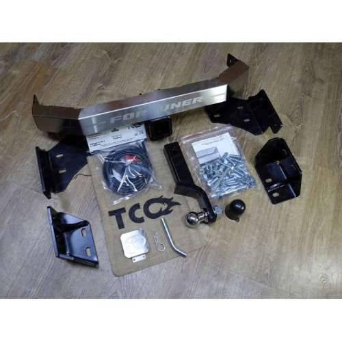 TCU00140 ТСС Фаркоп на Toyota Fortuner TRD 2017- с накладкой с надписью Fortuner. Подрезка ушка крепления бампера. Тип шара: E (шаровый узел под американский квадрат). Нагрузки: 1500/100 кг