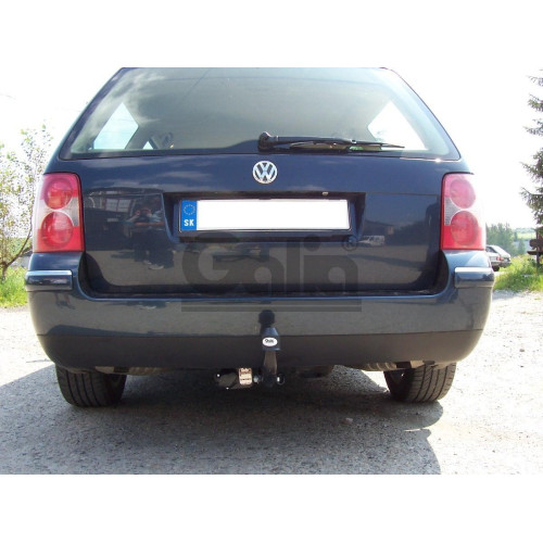 V050C GALIA Полностью оцинкованный фаркоп на Volkswagen Passat B5 седан/универсал 4WD 1996-2005. Тип шара: C (горизонтальный съемный). Невидимый вырез бампера. Нагрузки: 2100/85 кг, масса фаркопа 18,77 кг