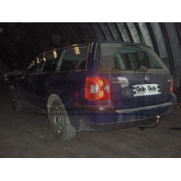 V050C GALIA Полностью оцинкованный фаркоп на Volkswagen Passat B5 седан/универсал 4WD 1996-2005. Тип шара: C (горизонтальный съемный). Невидимый вырез бампера. Н