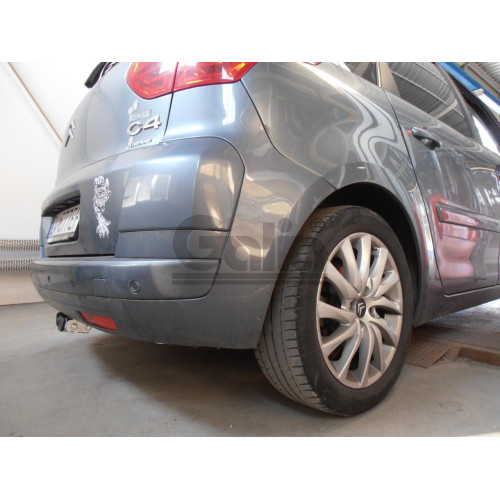 C051C GALIA Полностью оцинкованный фаркоп на Citroen C4 Picasso 2006-2013, Citroen C4 Grand Picasso 2006-2013, Peugeot 5008 2009-2017. Тип шара: C (горизонтальный съемный). Невидимая минимальная подрезка бампера. Нагрузки: 1600/75 кг, масса фаркопа 17,97 