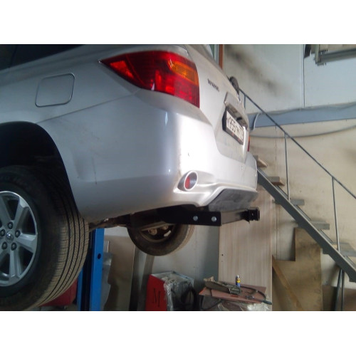 FA 1010-E Бизон Фаркоп на Toyota Highlander 1 XU20-40 2003-2010, Lexus RX 300/350/400 2003-2009 без подрезки бампера. Тип шара: E (легкосъемный шар под квадрат). Нагрузки: 3100/120 кг. Не комплектуется электрикой