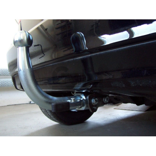 M113C GALIA Полностью оцинкованный фаркоп на Mercedes A-Class w169 2004-2012, Mercedes B-Class w245 2005-2011. Подрозетник убирается за бампер. Тип шара: C (горизонтальный съемный). Невидимый вырез бампера. Нагрузки: 1500/75 кг, масса фаркопа 16,37 кг