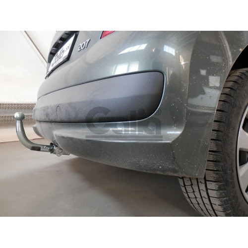 P032C GALIA Полностью оцинкованный фаркоп на Peugeot 207 хетчбек 2006-2012. Тип шара: C (горизонтальный съемный). Установка без снятия и выреза бампера. Нагрузки: 1150/46 кг, масса фаркопа 17,36 кг