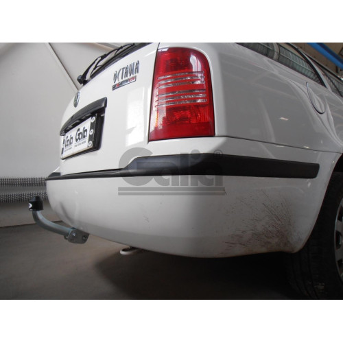 S087C GALIA Полностью оцинкованный фаркоп на Skoda Octavia 4WD седан, 4WD купе, 4WD универсал (колесная база 2518 мм) 1998-2010, Volkswagen Golf IV универсал 1997-2005, включая 4WD. Подрозетник убирается за бампер. Тип шара: C (горизонтальный съемный). Не