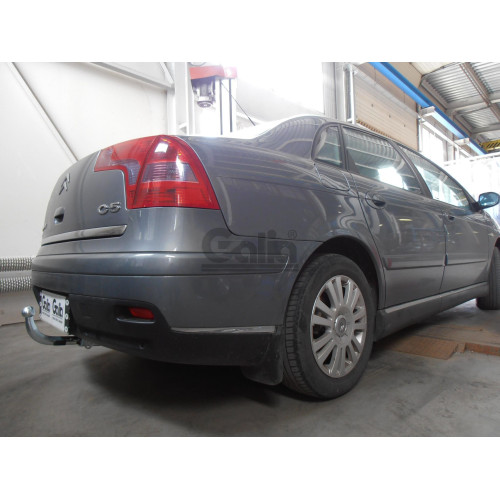 C039C GALIA Полностью оцинкованный фаркоп на Citroen C5 II лифтбек 2004-2008. Особенности: для модели с номерным знаком на заднем бампере. Подрозетник убирается за бампер. Тип шара: C (горизонтальный съемный). Невидимый вырез бампера. Нагрузки: 1600/75 кг