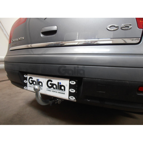 C039C GALIA Полностью оцинкованный фаркоп на Citroen C5 II лифтбек 2004-2008. Особенности: для модели с номерным знаком на заднем бампере. Подрозетник убирается за бампер. Тип шара: C (горизонтальный съемный). Невидимый вырез бампера. Нагрузки: 1600/75 кг