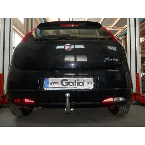F101C GALIA Полностью оцинкованный фаркоп на Opel Corsa D 2006-2014, FIAT Grande Punto 2005-2010, Grande Punto Evo 2005-2010, Alfa Romeo MiTo 2008-2018. Подрозетник убирается за бампер. Тип шара: C (горизонтальный съемный). Невидимый вырез бампера. Нагруз