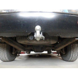 J006C GALIA Полностью оцинкованный фаркоп на Jeep Grand Cherokee WK 2005-2010, Jeep Commander 2006-2010. Подрозетник убирается за бампер. Тип шара: C (горизонтальный съемн