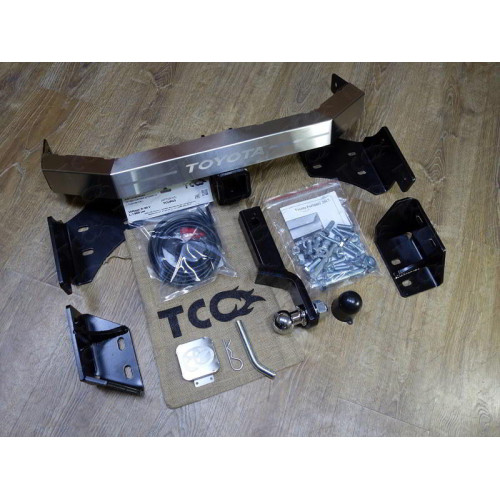 TCU00099 ТСС Фаркоп на Toyota Fortuner 2017- с накладкой с надписью Toyota. Подрезка ушка крепления бампера. Тип шара: E (шаровый узел под американский квадрат). Нагрузки: 1500/100 кг