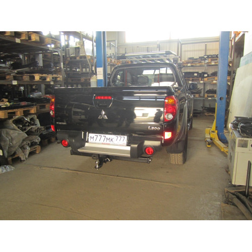 FA 0648-E Бизон Фаркоп на Mitsubishi L200 2006-2015 без подрезки бампера. Тип шара: E (легкосъемный шар под квадрат). Нагрузки: 3500/120 кг. Не комплектуется электрикой