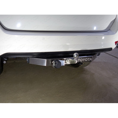 TCU00098 ТСС Фаркоп на Toyota Fortuner 2017- с накладкой с надписью Toyota. Подрезка ушка крепления бампера. Тип шара: F. Нагрузки: 1500/100 кг