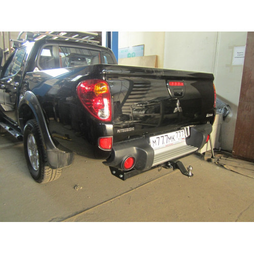 FA 0857-E Бизон Фаркоп на Mitsubishi L200 Long (удлиненный) 2013-2015 без подрезки бампера. Тип шара: E (легкосъемный шар под квадрат). Нагрузки: 3500/120 кг. Не комплектуется электрикой