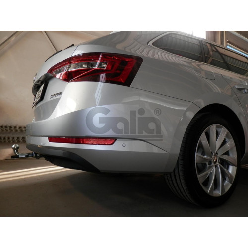 V081A GALIA Полностью оцинкованный фаркоп на Volkswagen Passat B8 седан/универсал 08/2014-2023, в т.ч. Alltrack B8 2015-2023, Skoda Superb 3 седан/универсал 03/2015-2024. Подрозетник убирается за бампер. Тип шара: A. Невидимый вырез бампера. Нагрузки: 220
