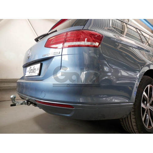 V081A GALIA Полностью оцинкованный фаркоп на Volkswagen Passat B8 седан/универсал 08/2014-2023, в т.ч. Alltrack B8 2015-2023, Skoda Superb 3 седан/универсал 03/2015-2024. Подрозетник убирается за бампер. Тип шара: A. Невидимый вырез бампера. Нагрузки: 220