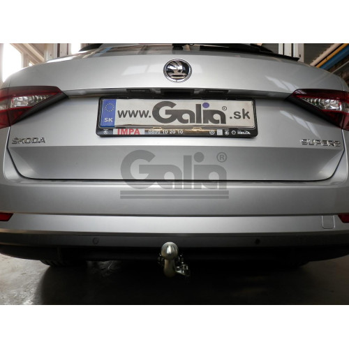 V081A GALIA Полностью оцинкованный фаркоп на Volkswagen Passat B8 седан/универсал 08/2014-2023, в т.ч. Alltrack B8 2015-2023, Skoda Superb 3 седан/универсал 03/2015-2024. Подрозетник убирается за бампер. Тип шара: A. Невидимый вырез бампера. Нагрузки: 220