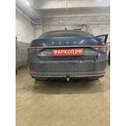 V081A GALIA Полностью оцинкованный фаркоп на Volkswagen Passat B8 седан/универсал 08/2014-2023, в т.ч. Alltrack B8 2015-2023, Skoda Superb 3 седан/универсал 03/2015-2024. Подрозетник убирается за бампер. Тип шара: A. Невидимый вырез бампера. Нагрузки: 220