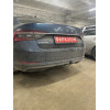 V081A GALIA Полностью оцинкованный фаркоп на Volkswagen Passat B8 седан/универсал 08/2014-2023, в т.ч. Alltrack B8 2015-2023, Skoda Superb 3 седан/универсал 03/2015-2024. Подрозетник убирается за бампер. Тип шара: A. Невидимый вырез бампера. Нагрузки: 220