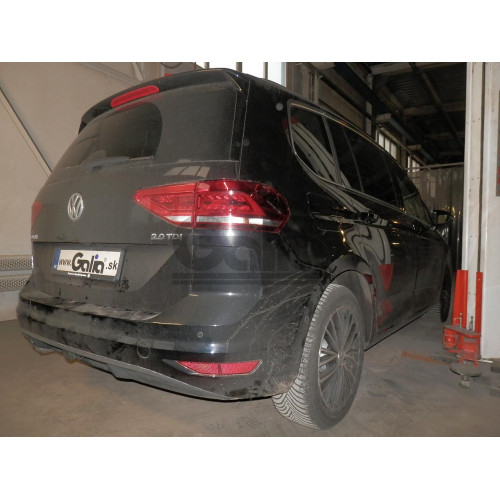 V082V GALIA Полностью оцинкованный фаркоп на Volkswagen Touran 2015-. Подрозетник убирается за бампер. Тип шара: AV (вертикальное быстросъемное крепление шара на ключе). Установка без выреза бампера. Нагрузки: 2000/100 кг, масса фаркопа 15,72 кг