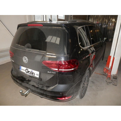 V082V GALIA Полностью оцинкованный фаркоп на Volkswagen Touran 2015-. Подрозетник убирается за бампер. Тип шара: AV (вертикальное быстросъемное крепление шара на ключе). Установка без выреза бампера. Нагрузки: 2000/100 кг, масса фаркопа 15,72 кг