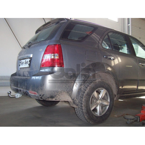 K028A GALIA Полностью оцинкованный фаркоп на Kia Sorento 2002-2009. Подрозетник убирается за бампер. Тип шара: A. Невидимый вырез бампера. Нагрузки: 3500/140 кг, масса фаркопа 17,52 кг