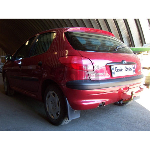 P003C GALIA Полностью оцинкованный фаркоп на Peugeot 206 хетчбек 3/5 дверей, купе, кабриолет 1998-2003. Подрозетник убирается за бампер. Тип шара: C (горизонтальный съемный). Подрезка бампера. Нагрузки: 1100/50 кг, масса фаркопа 14,37 кг